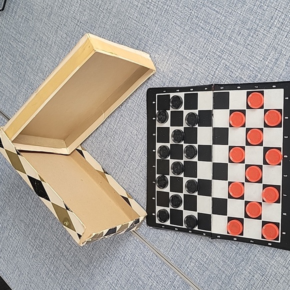 Vintage Spare-Times Chess and Checker Magnetic Travel Case Set. - Picture 13 of 16